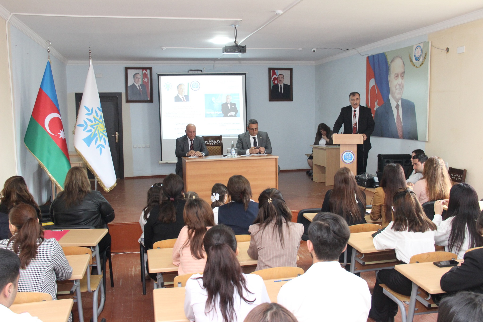 Kollecdə Azərbaycan xalqının Ümummilli Lideri Heydər Əliyevin anadan olmasının 103-cü ildönümünə həsr olunmuş konfrans